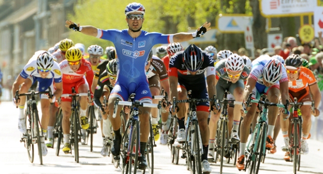Nacer Bouhanni wins the GP de Denain. Image from http://www.equipecyclistefdj.fr 